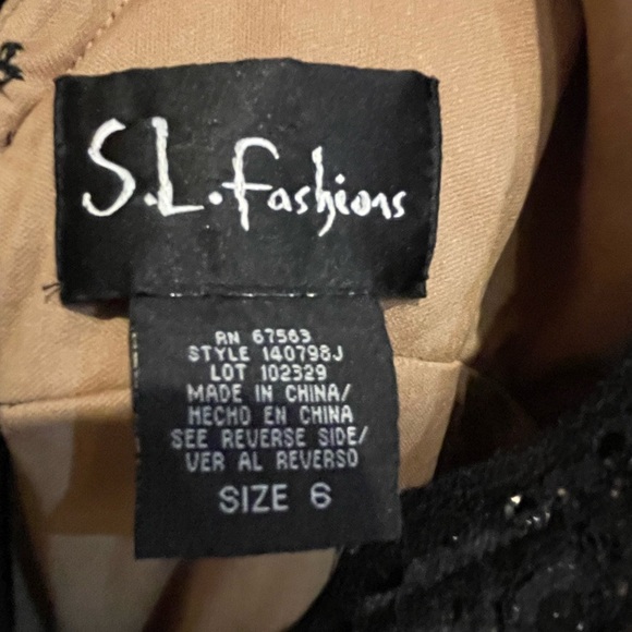 🔥🖤Beautiful, rich black lace dress w/ nude lining. Perfect little black dress! - Picture 2 of 4